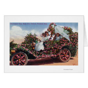 Le festival rose de ville a décoré l'automobile