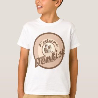 Le futur dentiste badine le T-shirt de profession