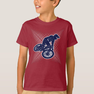 Le garçon de vélo de montagne badine le T-shirt