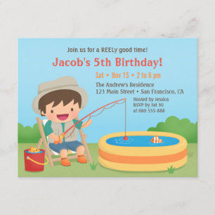 Le garçon mignon aime pêcher des invitations de