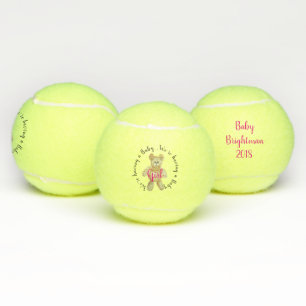 Le genre de fille indiquent la balle de tennis