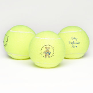 Le genre de garçon indiquent la balle de tennis