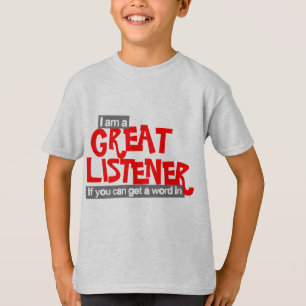 Le grand auditeur badine le T-shirt rouge