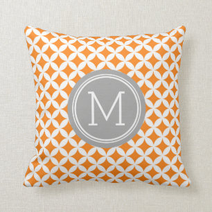 Le gris orange entoure le coussin décoratif de