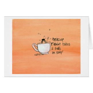 Le lapin de tasse de thé prend Bath. Dans le savon
