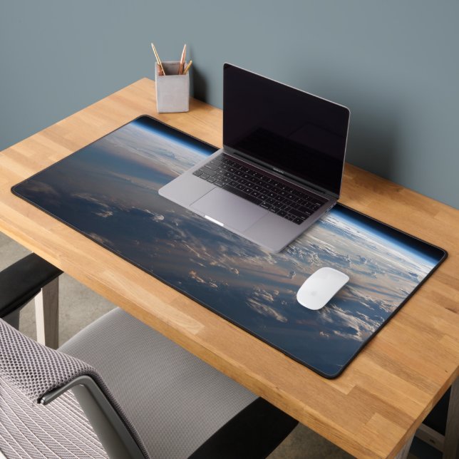 Le lever Du Soleil Coule De Longues Ombres Sur La  (Bureau 2)