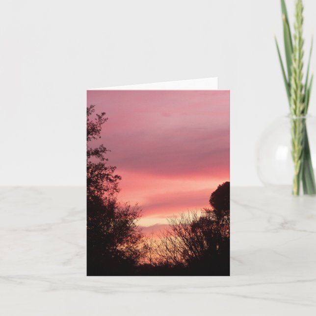 Le lever du soleil fait rouge sur une carte blanch (Devant)