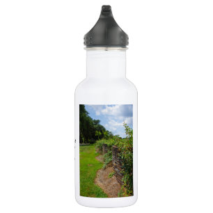 Le Long De La Bouteille D'Eau Courbée
