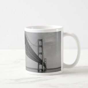 Le long du pont Mackinac Grayscale Coffee Mug