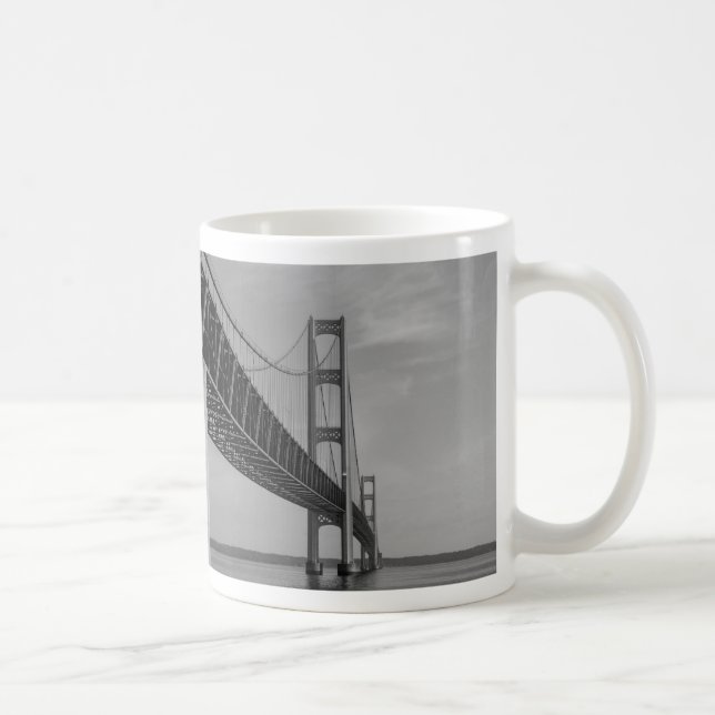 Le long du pont Mackinac Grayscale Coffee Mug (Droite)