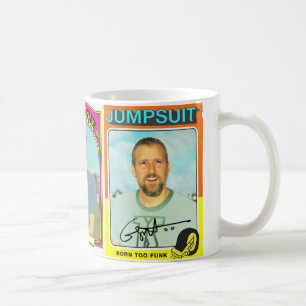 Le novice de salopette carde la tasse