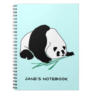 Le panda noir et blanc mange le carnet en bambou