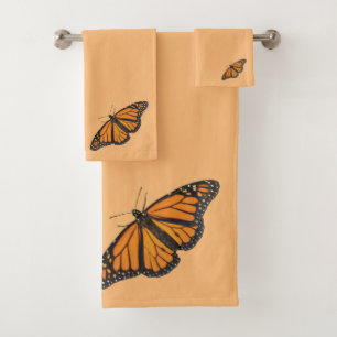 Le papillon de monarque vibrant s'envole la