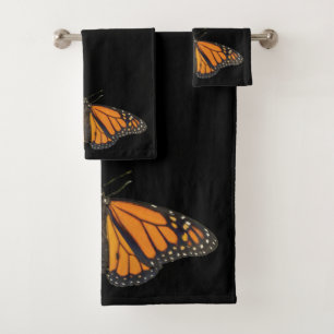 Le papillon de monarque vibrant s'envole la