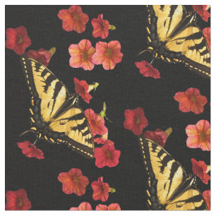 Le papillon sur le rouge fleurit le tissu