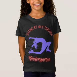 Le patinage à travers le T-shirt de la maternelle