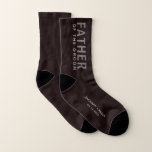 Le père de la guerre<br><div class="desc">Dress the men of your wedding party with coordinating personalized socks. Vous pouvez personnalize these souvenir keepsake "Father of the Groom" socks with your first name and wedding date in white typography against a black background.</div>