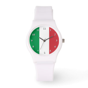 Le poignet du drapeau italien montre les hommes et