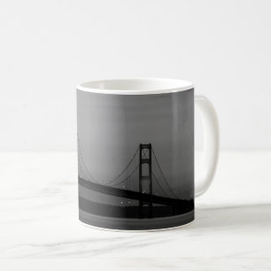 Le Pont Mackinac À La Mug De Café En Niveaux De Gr