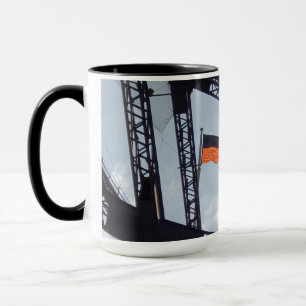 Le port de Sydney pont la tasse drapeau autochtone