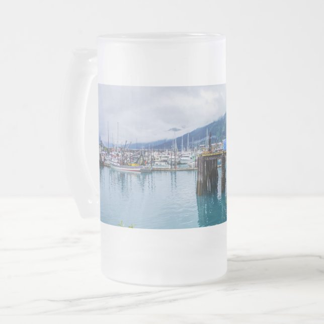 Le port de Whittier en Alaska Gelé Beer Mug (Devant gauche)