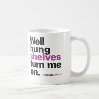 Le puits a accroché la tasse d'étagères