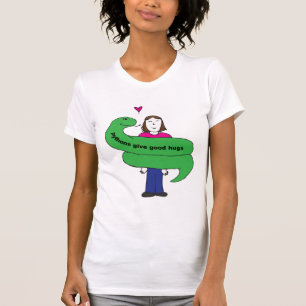 Le python étreint le T-shirt de la femme