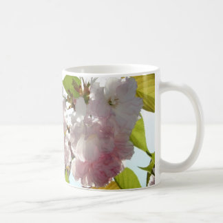 Le ressort rose fleurit la tasse