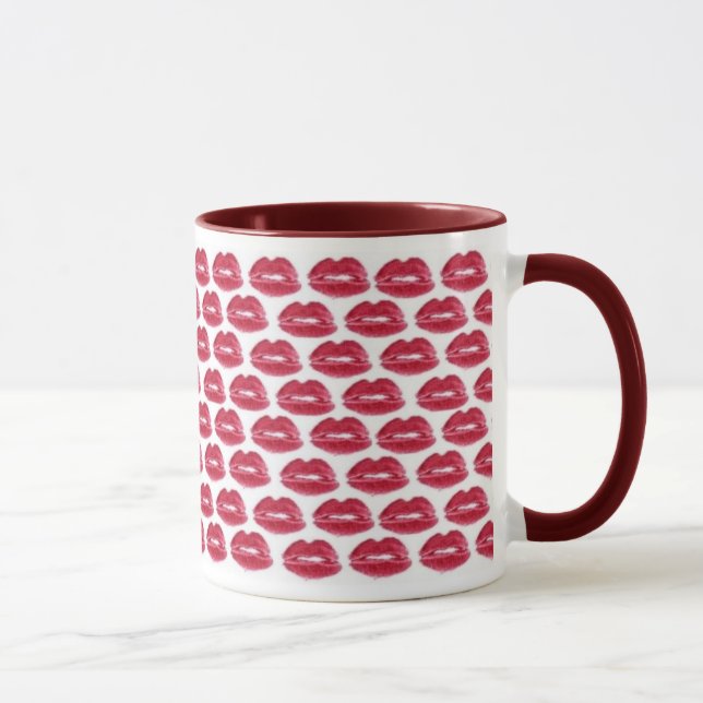 Le rouge à lèvres rouge embrasse la tasse (Droite)