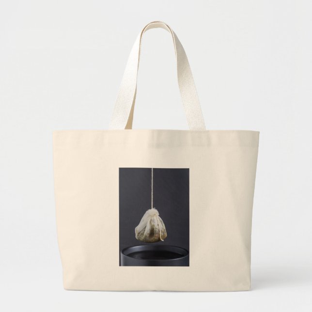 Le sac de thé est suspendu dans une tasse (Devant)