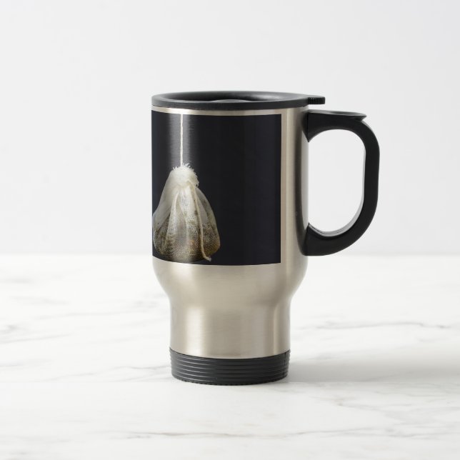 Le sac de thé est suspendu dans une tasse (Droit)