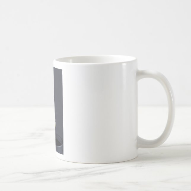 Le sac de thé est suspendu dans une tasse (Droite)