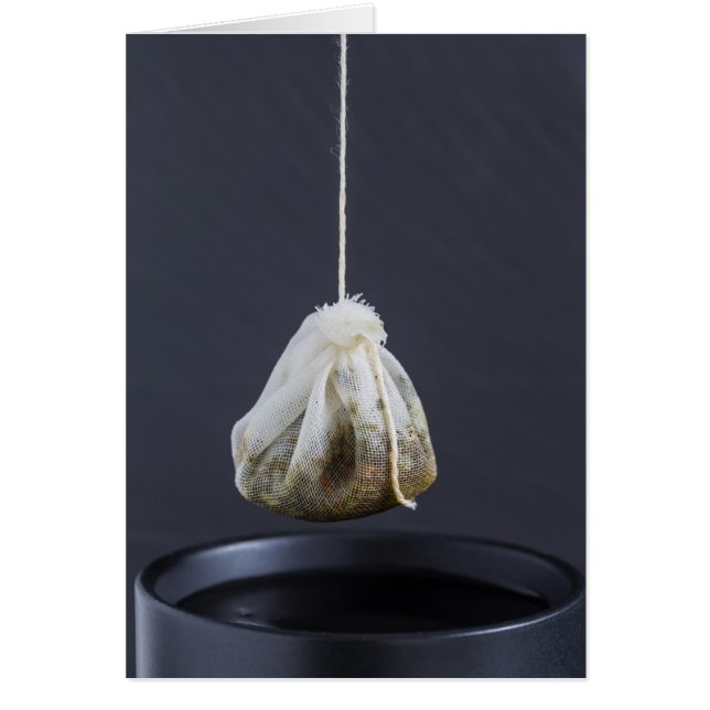 Le sac de thé est suspendu dans une tasse (Devant)