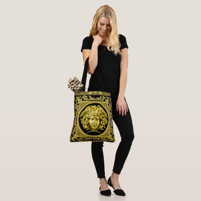 Le sac fourre-tout Méduse dorée (Sur le modèle)