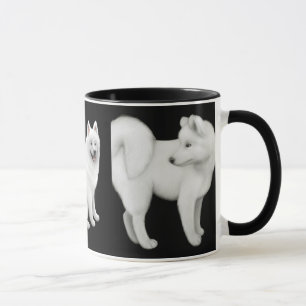 Le Samoyed poursuit la tasse de sonnerie