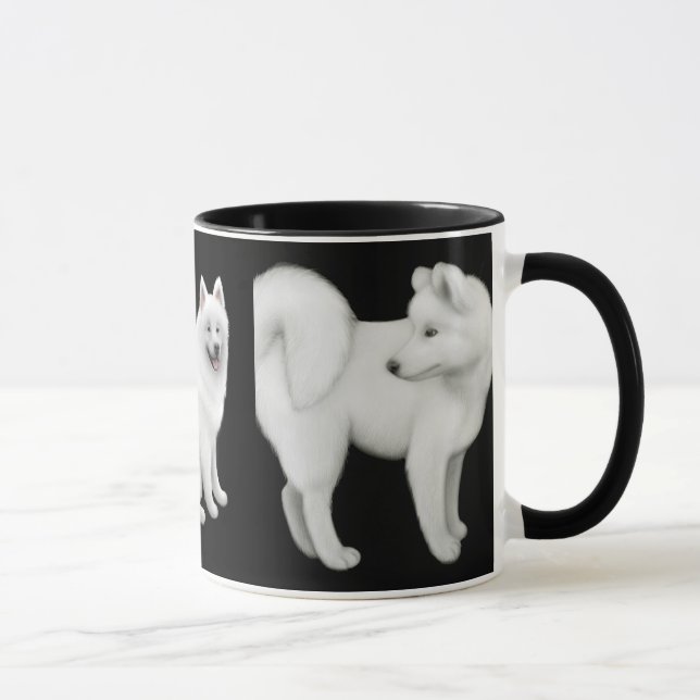 Le Samoyed poursuit la tasse de sonnerie (Droite)