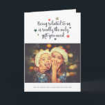 Le seul cadeau dont vous avez besoin | Carte de vo<br><div class="desc">Envoyez du plaisir et encouragez cette période de fêtes avec ces cartes de fin de année de photos humoristiques. Ils ont dit : "Être apparenté à nous est vraiment le seul cadeau dont vous avez besoin"...  "Mais nous pensions au moins vous envoyer cette carte."</div>