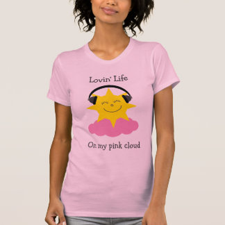 Le soleil heureux de nuage rose avec le T-shirt
