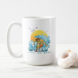 Le surfeur chevauche la vague (M) Mug Classique