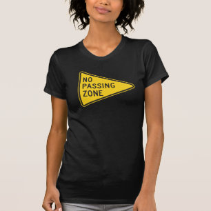 Le T-shirt d'aucunes femmes de dépassement de zon