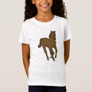 Le T-shirt de la fille sait qu'il a des chevaux