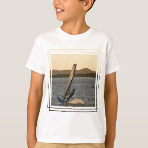Le T-shirt de l'enfant d'image de planche à voile