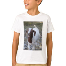 Le T-shirt de l'enfant riant de chèvre