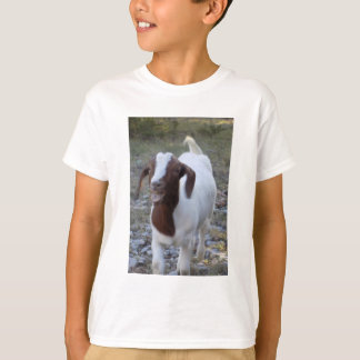 Le T-shirt de l'enfant riant de chèvre