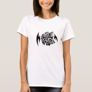 Le T-shirt des femmes avec le loup tribal
