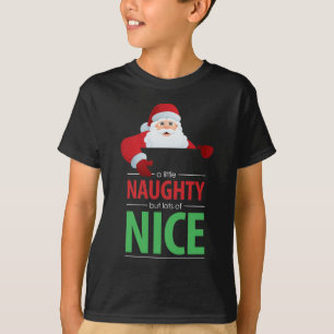 Le T-shirt foncé de l'enfant vilain et Nice du