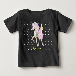 Le T-Shirt présente un design de licorne mignonne.