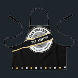 Le tablier de l'équipe Shabbos Kid's sur le noir a<br><div class="desc">Notre tablier SHABBOS TREAM sur Black est un moyen cool de faire monter tout le monde à bord avec la préparation Shabbos. Obtenez un pour chaque membre de l'équipe et regardez-les entrer ! TOUT le texte sur ce look griffé peut être customisé. Pratique et amusant... Comme votre famille. Inclut les...</div>