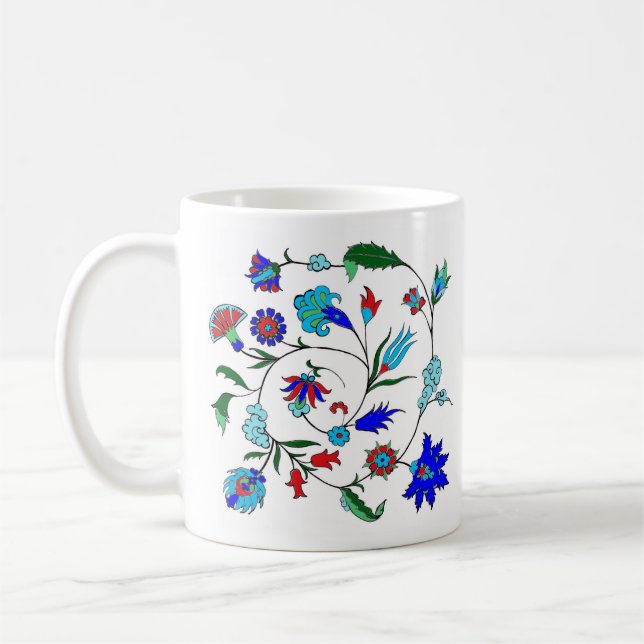 Le tabouret a inspiré la tasse florale de motif (Gauche)