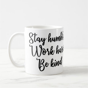Le travail humble de séjour soit dur tasse aimabl